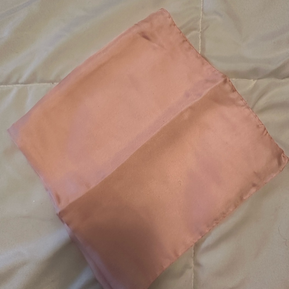 Elegant 100% Silk Italian scarf in pink - Picture 5 of 5